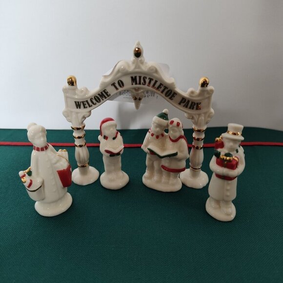 Lenox Mistletoe Park Ceramic Figurine Set - Picture 1 of 5